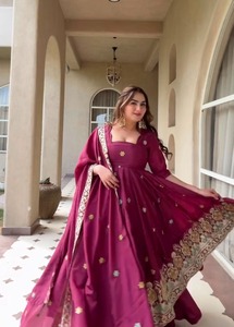 Tenue traditionnelle indienne pour femme, style Anarkali, longueur ras du sol, en crêpe naturel, coupe classique, avec broderies, pour mariage, fête ou Diwali, style Palazzo - Product Image 2
