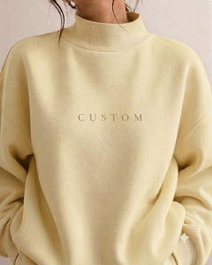 คอลเลคชั่นเสื้อผ้ามินิมอลสำหรับผู้หญิง เสื้อโอเวอร์ไซส์พิมพ์ลายสตรีทแวร์ คอเต่า ผ้าฟลีซคอตตอน 100% สไตล์ร่วมสมัยสำหรับใส่ทุกวัน - Product Image 1