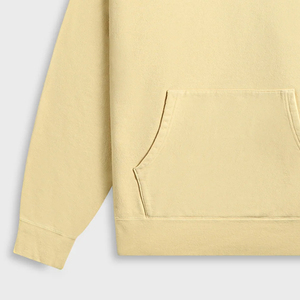 Diseño duradero y cómodo con material de algodón/poliéster para mayor comodidad y ajuste relajado con bolsillos tipo canguro para hombre, estilo casual. - Product Image 3