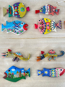 Adornos de Peces de Madera Tallada Coloridos y Sostenibles, Mini Decoraciones Colgantes de Animales Marinos, Manualidades DIY, Regalo, Venta al por Mayor - Product Image 3