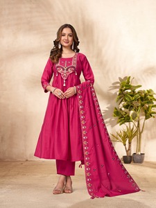 Dernière collection de Kurtis ethniques indiens et pakistanais en soie romaine, richement brodés avec des détails faits main, élégants pour les occasions festives, les fêtes et le bureau. - Product Image 3