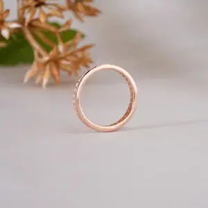 Anillo de eternidad delgado con diamantes en oro rosa para mujer, elegante anillo de diamantes brillantes, perfecto para boda, compromiso o aniversario. - Product Image 4