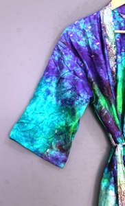 Robe en satin tie-dye pour femme, manches trois quarts, longueur genou, imprimé dégradé, douce, décontractée, vintage, col en V, pour l'été, avec cordon de serrage - Product Image 4
