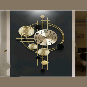 Horloge murale géométrique abstraite dorée avec détails en forme d'éventail et accents linéaires. Décor audacieux disponible à prix de gros. - Product Image 1