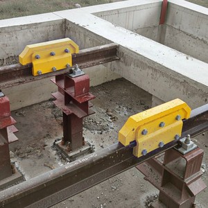 Butée de roue industrielle robuste en acier pour rail - Product Image 1