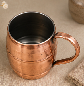 Mug classique en cuivre brossé de forme tonneau, extérieur en cuivre brossé de qualité supérieure, accentué par un design traditionnel en forme de tonneau horizontal. - Product Image 5