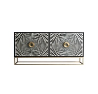 Meuble haut de gamme, buffet à 4 portes avec incrustations en os et pieds en métal finition dorée, armoire de salon avec incrustations en os, buffet d'appoint