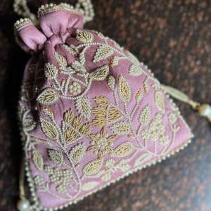 Pochette en soie lavande brodée à la main avec perles, sac à cordon pour femme, pochette de soirée de mariage, pochette de mariée, sac ethnique pour fête - Product Image 1