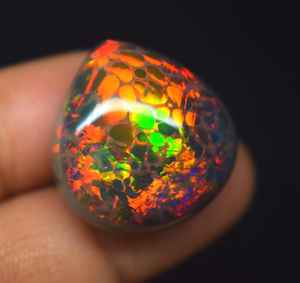 Opale d'Éthiopie noire véritable, cabochon, conçue pour un jeu de couleurs intense, base foncée et un attrait de pierre précieuse rare. - Product Image 1