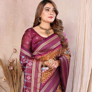 Sari en soie Ikkat élégant pour femmes – Texture lisse et pallu richement tissé – Tenue de mariage indienne traditionnelle - Product Image 1