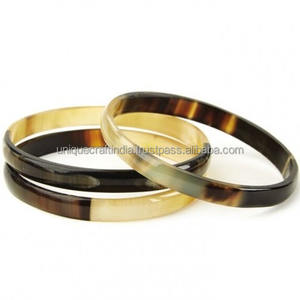 Vente en gros de bracelets faits à la main au design minimaliste naturel bracelets plats en corne fine amour poli accessoires de mode en vrac - Product Image 1