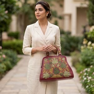 Bolso de Mano con Bordado Kashmiri – Cuero Borgoña con Diseño de Ramo de Hojas Tropicales - Product Image 2