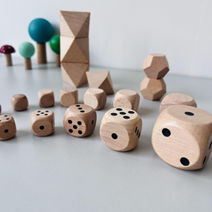 Vente en gros de dés en bois personnalisés à 6, 8 ou 12 faces, jouets en bois amusants - Product Image 4