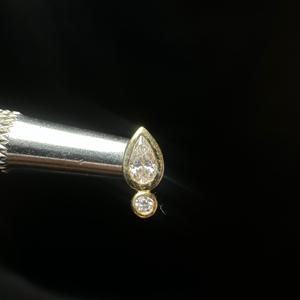 Boucles d'oreilles clous en or 14 carats avec diamant de laboratoire en forme de goutte d'eau gothique, bijoux délicats pour piercing hélix et cartilage pour femme - Product Image 2