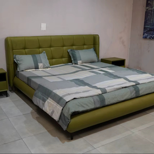 Cama King Size Moderna Tapizada con Cabecera Acolchada de Cuero PU/Terciopelo/Tela y Estructura Metálica CRCA con Recubrimiento en Polvo - Product Image 1