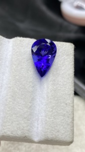 Piedra de Tanzanita Natural Certificada, Corte Pera, Color Azul Real Intenso, con Excelente Color, Zoisita Natural, 7.12 Quilates, Claridad Loupe - Product Image 3