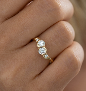 Anillo de Compromiso de Lujo con Baño de Oro de 14K, Diseño en Forma de S, con Topacio y Circonita Brillante, Corte Ondulado de 4 Piedras para Mujer - Product Image 1