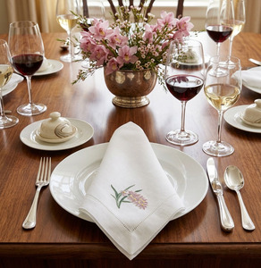 ผ้าเช็ดปากปักลายดอกกล้วยไม้แบบสั่งทำขายส่ง ผ้าเช็ดปากสำหรับงานเลี้ยงอาหารค่ำ ผ้าฝ้ายเย็บริมอย่างดี ผ้าเช็ดปากสำหรับโต๊ะอาหาร ทนทาน เหมาะสำหรับงานแต่งงานและงานอีเว้นท์ต่างๆ - Product Image 1