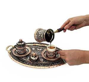 Moderna cafetera turca de cobre martillado con diseño floral audaz, mango de madera y jarra para leche, acabado brillante para decoración turca - Product Image 4