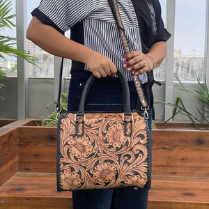 Petit sac de sport unisexe en cuir véritable à motif floral usiné à la main Fermeture à glissière Logo personnalisé Sac de voyage de nuit Weekender - Product Image 4