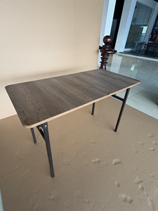Mesa de comedor plegable con tablero de madera y patas de metal, adecuada para decoración de oficina o hogar. - Product Image 5