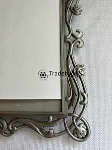 Cadre photo en métal de luxe, présentoir décoratif haut de gamme par Tradebyd - Product Image 4