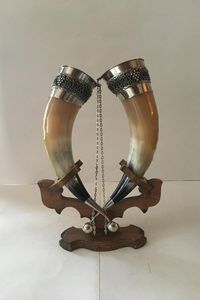 Jarra de cuerno estilo vikingo hecha a mano, taza de cuerno natural para cerveza, vino, hidromiel con soporte de madera. - Product Image 3