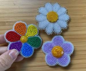 ชุดเข็มกลัดปลาวาฬสีน้ำเงินขาว งานฝีมือประดับด้วยลูกปัดและเลื่อมปักมือ พร้อมลูกปัดแก้ว สำหรับผู้หญิง แฟชั่นสไตล์ทะเล - Product Image 2