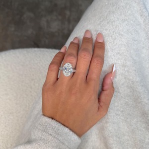 Bague de fiançailles pour femme avec diamant de laboratoire taille ovale, style classique, plaqué or 18 carats, couleur D, en platine - Product Image 1