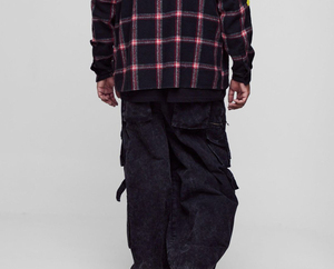 Pantalon cargo noir délavé pour homme avec plusieurs poches, taille élastique, style streetwear, coupe large, logo thermocollé sur la jambe droite - Product Image 2