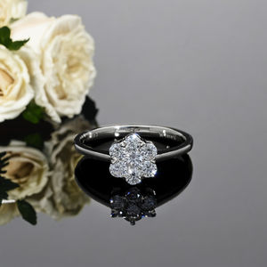 Elegante anillo de racimo de diamantes de una sola flor de oro de 14 quilates con diamantes naturales de corte redondo en Ajuste de punta para una sofisticación atemporal - Product Image 1