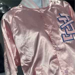 Chaqueta Bomber Rosa de Satén Jack and Jill, Unisex, con Botones a Presión, Estilo Universitario, Ligera, Informal, de Moda Urbana - Product Image 1