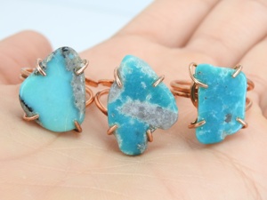 Bague ajustable en cuivre plaqué or 14 carats avec pierre brute de turquoise naturelle polie d'Arizona, style décontracté/sportif, tendance - Product Image 3