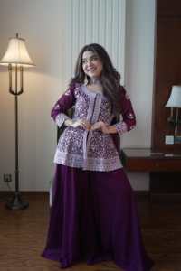 Collection Prête-à-Porter : Haut Peplum en Georgette avec Broderie de Designer et Pantalon Plazzo, et Dupatta en Georgette Brodé - Product Image 2