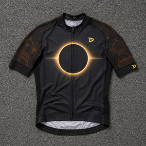 Jersey de Ciclismo Retro para Hombre al por Mayor con Gráfico Eclipse, de Secado Rápido, Transpirable, con Logotipo Personalizado, Ropa de Ciclismo de Carretera - Product Image 1