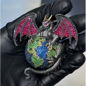 Colgante de Dragón con Mapa del Mundo 3D en Dos Tonos, con Diamantes Moissanite VVS, Plata S925 Personalizada, Probado con el Test de Diamantes - Product Image 1