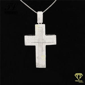 Pendentif croix serti de diamants Moissanite VVS en finition or jaune - Product Image 2