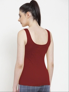 Camiseta sin Mangas Roja para Mujer Alpha con Logotipo Blanco Estampado en la Parte Delantera, Estilo Deportivo, Tejido Transpirable, Corte Regular - Product Image 5