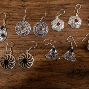 ต่างหูเงินเยอรมันคุณภาพสูงสองคู่ ดีไซน์หลากสีสไตล์โมเดิร์น รูปหัวใจ ลวดลายโบโฮแบบชาติพันธุ์ สวยงามประณีต - Product Image 1