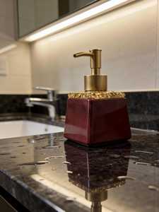 Ensemble d'accessoires de salle de bain en résine marbrée bordeaux et or, collection de luxe de porte-savon et plateau - Product Image 2