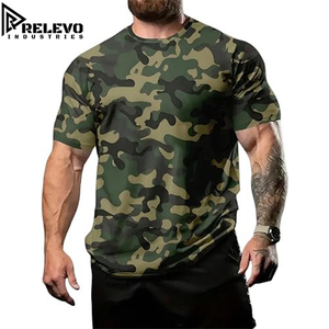 T-shirt de sport camouflage personnalisé pour homme, coupe ajustée, motif camouflage woodland, manches courtes, hauts d'entraînement athlétiques pour la musculation - Product Image 1