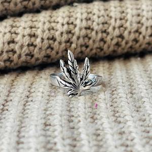 Bague en laiton feuille de cannabis style bohème, plaqué argent oxydé, faite à la main, vente en gros pour hommes - Product Image 1