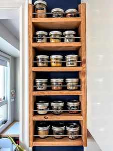 Étagère à épices en bois massif de 11 pouces de large, étroite, à fixer au mur, pour petits espaces, garde-manger et présentation de pots à épices - Product Image 3