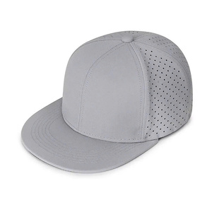 Gorra Snapback de 6 Paneles Personalizada de Tela Impermeable de Poliéster con Visera Plana, Logotipo de Goma de PVC y Agujeros Cortados con Láser, Venta al por Mayor desde VN - Product Image 3