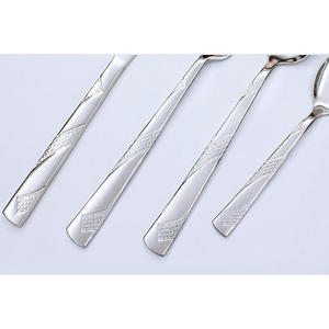 ชุดช้อนส้อมสแตนเลสเคลือบด้านหรูหรา |   ชุดช้อนส้อมแบบยั่งยืน ดีไซน์หรูหรา 100 ชิ้น ใช้ซ้ำได้ ทนทาน เหมาะสำหรับงานแต่งงานและงานเลี้ยง - Product Image 4