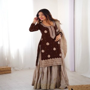 VASTRA COTTAGE Conjunto de Top, Sharara y Dupatta para Mujer, en Seda Chinon con Bordado de Lentejuelas y Perlas, Completamente Cosido, Elegante para Fiestas - Product Image 1