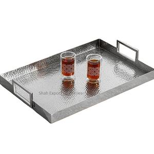 Plateau de service rectangulaire en métal argenté poli, fait à la main, moderne et luxueux, avec poignée, pour la maison, les hôtels, le service de nourriture et de boissons sur table - Product Image 1