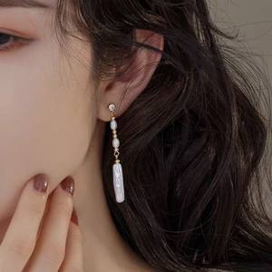 Boucles d'oreilles pendantes en argent 925 avec perle baroque et pompon, design unique avec style polyvalent, bijoux fins haut de gamme - Product Image 4