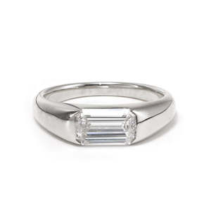 Bague solitaire minimaliste en or blanc 18 carats avec diamant de laboratoire taille émeraude 1 carat et sertissage horizontal, profil bas, pour anniversaire - Product Image 4