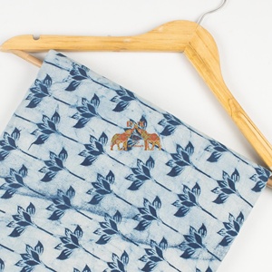 Tissu 100% coton imprimé à la main au bloc, motif floral lotus indigo, artisanal, traditionnel, écologique et respirant - Product Image 5